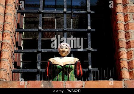 Torun, Polen: Büste einer Frau, gekleidet in mittelalterliche Kleidung in einem Innenhof Fenster das alte Rathaus (Ratusz) Stockfoto