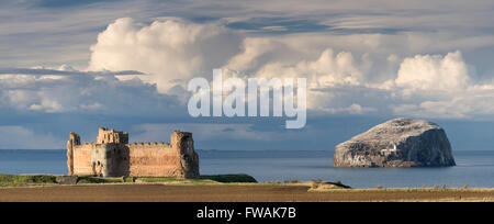 Tantallon Castle und Bass Rock Panorama, East Lothian, Schottland. Stockfoto