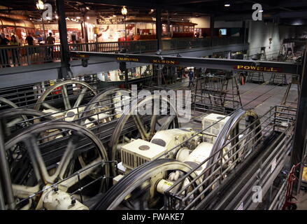 Historische Cable Car Museum und Wickelstation, Mason Street, San Francisco, Kalifornien, USA, gewundenen Räder drehen Geschwindigkeit. Stockfoto