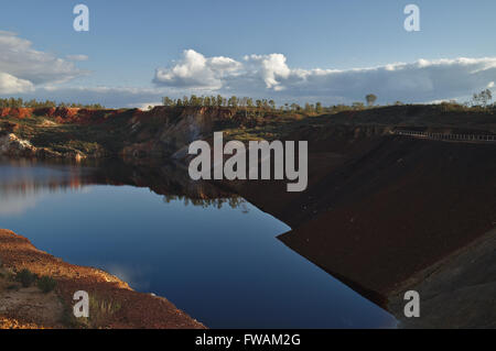 Wasser-Grube in der verlassenen mine von Sao Domingos im Alentejo, Portugal Stockfoto