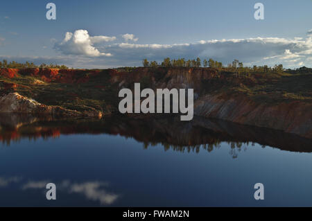 Wasser-Grube in der verlassenen mine von Sao Domingos im Alentejo, Portugal Stockfoto