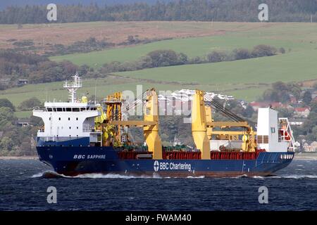 Das Stückgut-Schiff BBC Saphir übergibt Gourock auf dem Weg nach unten den Firth of Clyde. Stockfoto