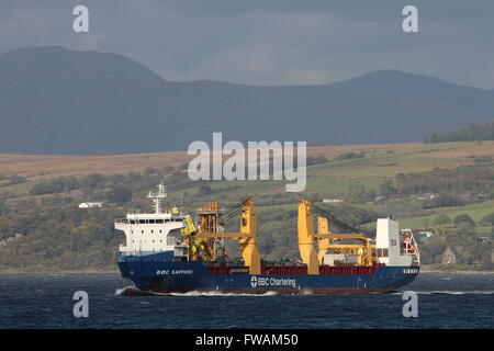 Das Stückgut-Schiff BBC Saphir übergibt Gourock auf dem Weg nach unten den Firth of Clyde. Stockfoto