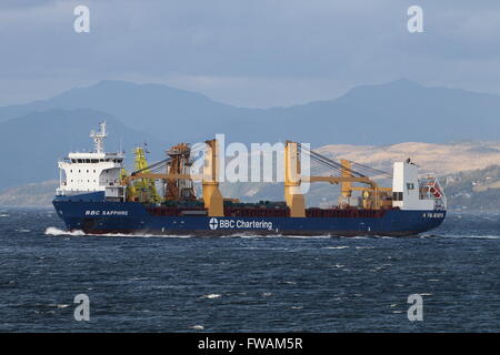 Das Stückgut-Schiff BBC Saphir übergibt Gourock auf dem Weg nach unten den Firth of Clyde. Stockfoto