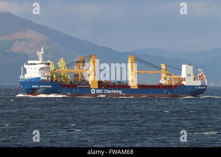 Das Stückgut-Schiff BBC Saphir übergibt Gourock auf dem Weg nach unten den Firth of Clyde. Stockfoto