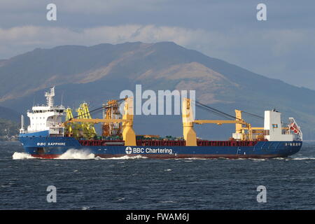 Das Stückgut-Schiff BBC Saphir übergibt Gourock auf dem Weg nach unten den Firth of Clyde. Stockfoto