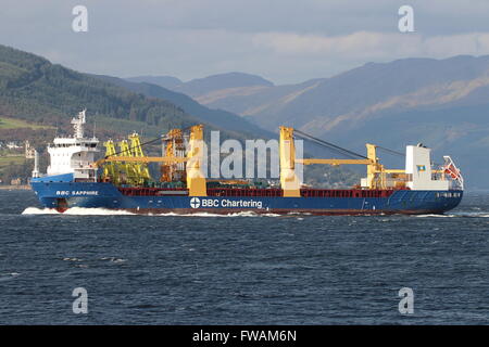 Das Stückgut-Schiff BBC Saphir übergibt Gourock auf dem Weg nach unten den Firth of Clyde. Stockfoto