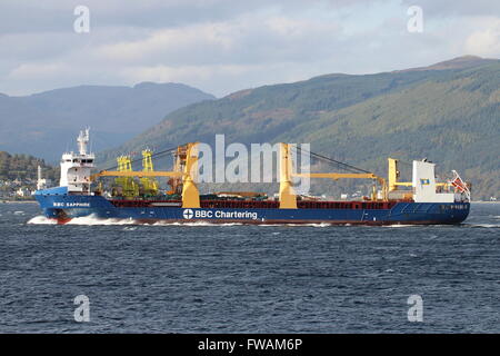 Das Stückgut-Schiff BBC Saphir übergibt Gourock auf dem Weg nach unten den Firth of Clyde. Stockfoto