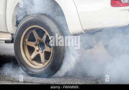 Auto Burnout an eine Drag-Racing-Piste Stockfoto