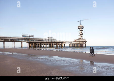 paar Spaziergänge auf leere Morgen Strand in der Nähe von Scheveningen pier Stockfoto
