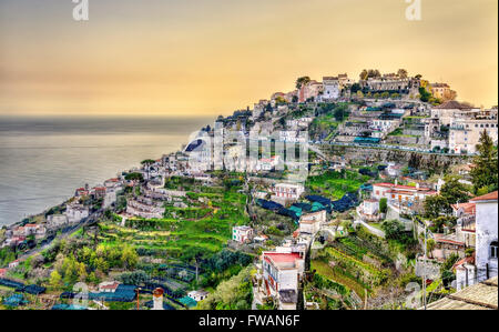 Blick auf das Dorf von Ravello an der Amalfiküste Stockfoto