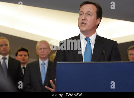 Foto: David Cameron kommt in Belfast für ein Treffen mit den Unionisten. David William Donald Cameron geboren 9 Octo Stockfoto