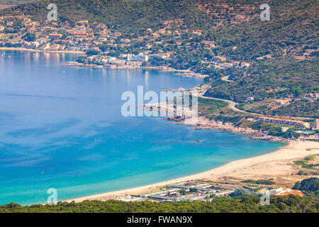 Sommer Küstenlandschaft der französischen Insel Corsica. Kleinen Azure Bucht mit Strand. Piana Region, Frankreich Stockfoto