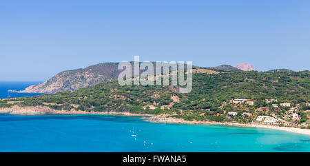 Sommer Panorama Küstenlandschaft von Süd-Korsika. Kleinen azurblauen Bucht von Piana Region, Frankreich Stockfoto