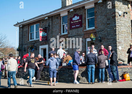 Spazieren Sie durch Bristol Hafen England UK The Cottage Inn Pub Baltische Wharf Stockfoto