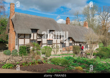 Anne Hathaway's Cottage UK, Blick auf Anne Hathaway's Cottage und Garten in Shotley, in der Nähe von Stratford Upon Avon, England, Großbritannien Stockfoto