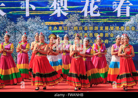 Heqing (CN)-15. März 2016: Chinesische Frauen gekleidet mit traditioneller Kleidung, Tanz und Gesang während der Heqing Qifeng Erbse Stockfoto