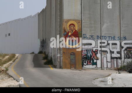 Bethlehem - Graffiti und trennende Mauer / Manoel Penicaud - 06.04.2014 - Westjordanland / Bethlehem - "unsere Liebe Frau von der Wand Stockfoto