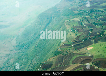 Luftbild von der Ostwand des Great Rift Valley in Tansania, fotografiert zwischen Lake Manyara und Karatu. Stockfoto