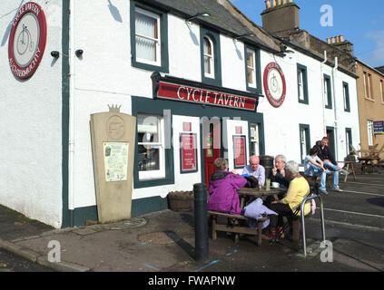 Kunden genießen Sie eine Erfrischung ausserhalb die Zyklus-Taverne in Auchtermuchty, Fife, Schottland, Stockfoto