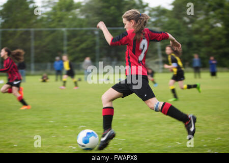 Mädchen spielen Fußball in den Niederlanden
