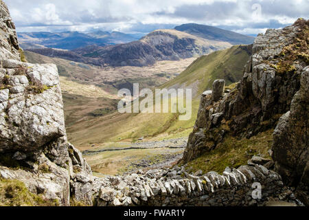 View SE zu entfernten Moel Hebog über Cwm Pennant von Craig Cwm Silyn auf Nantlle Ridge in Snowdonia National Park (Eryri). Wales UK Stockfoto