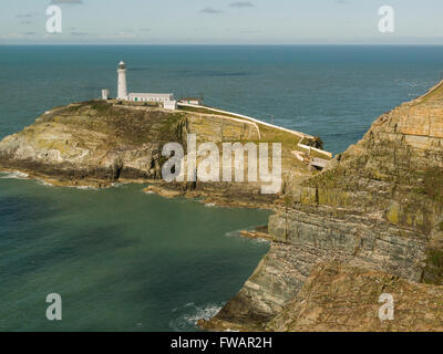 South Stack Leuchtturm der Insel Anglesey im Norden von Wales an kleinen Insel Ynys Lawd durch Brücke schützt die Schiffahrt auf der Irischen See von gefährlichen Küste Stockfoto