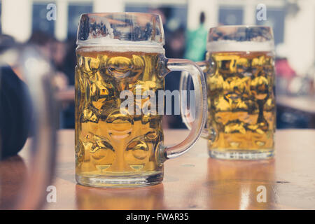 zwei Biergläser in deutsches Bier Garten Hintergrund Stockfoto