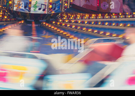 drehenden Karussell - Konzept der Vergnügungspark, Motion blur Stockfoto