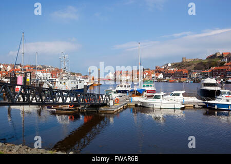 Whitby Hafen an der Yorkshire Coast angesehen von der Marina an einem schönen Tag Anfang April Stockfoto