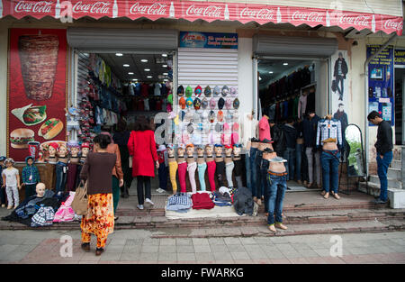 Duschanbe, Tadschikistan. 1. April 2016. Fußgänger gehen vorbei an Bekleidungsgeschäfte in Duschanbe, Tadschikistan, 1. April 2016. Foto: Bernd von Jutrczenka/Dpa/Alamy Live News Stockfoto