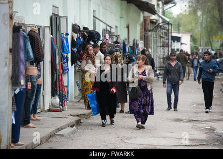 Duschanbe, Tadschikistan. 1. April 2016. Fußgänger gehen vorbei an Bekleidungsgeschäfte in Duschanbe, Tadschikistan, 1. April 2016. Foto: Bernd von Jutrczenka/Dpa/Alamy Live News Stockfoto