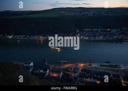 Die Loreley VI Rhine River Fähre Fahrten zwischen St. Goar und St. Goarshausen, Deutschland, 1. April 2016. Nach Abschluss der Testphase für längere Arbeitszeiten des Betriebs werden die Fähre nur bis 21:00 ab sofort in Betrieb. Zahlreiche Bewohner fordern den Bau der Brücke über den Mittelrhein. Foto: Thomas Frey/dpa Stockfoto