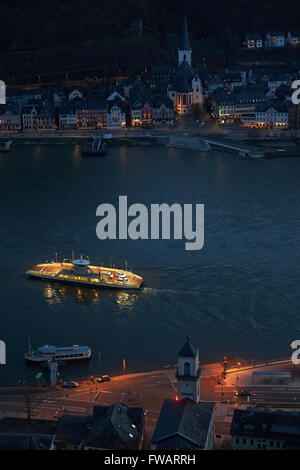 Die Loreley VI Rhine River Fähre Fahrten zwischen St. Goar und St. Goarshausen, Deutschland, 1. April 2016. Nach Abschluss der Testphase für längere Arbeitszeiten des Betriebs werden die Fähre nur bis 21:00 ab sofort in Betrieb. Zahlreiche Bewohner fordern den Bau der Brücke über den Mittelrhein. Foto: Thomas Frey/dpa Stockfoto