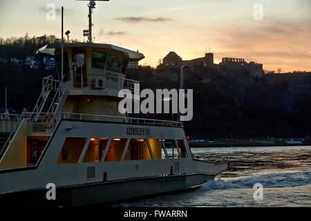 Die Loreley VI Rhine River Fähre Fahrten zwischen St. Goar und St. Goarshausen, Deutschland, 1. April 2016. Nach Abschluss der Testphase für längere Arbeitszeiten des Betriebs werden die Fähre nur bis 21:00 ab sofort in Betrieb. Zahlreiche Bewohner fordern den Bau der Brücke über den Mittelrhein. Foto: Thomas Frey/dpa Stockfoto