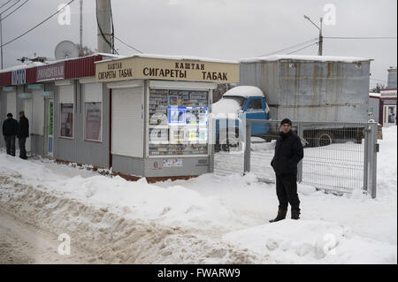 Charkiw, Ukraine. 19. Januar 2016. Ein Mann steht vor einer Zigarette Stand auf dem zentralen Marktplatz in Charkow, Ukraine, 19. Januar 2016. Foto: Soeren Stache/Dpa/Alamy Live News Stockfoto