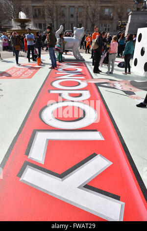 Trafalgar Square, London, UK. 2. April 2016. Riesen Monopoly Board am Trafalgar Square in London Games Festival im Zuge Stockfoto