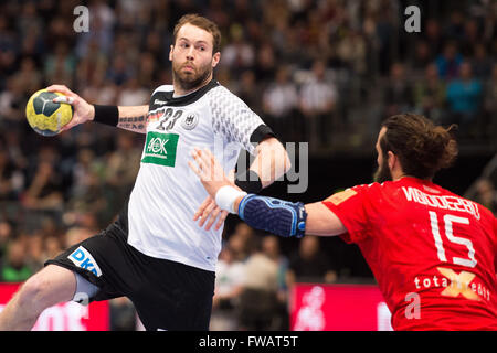 Köln, Deutschland. 2. April 2016. Jesper Noddesbo (R) Dänemarks und Deutschlands Steffen Faeth wetteifern um den Ball während des internationalen Handball-Spiels zwischen Deutschland und Dänemark in der Laxness Arena in Köln, 2. April 2016. Foto: MARIUS BECKER/Dpa/Alamy Live News Stockfoto