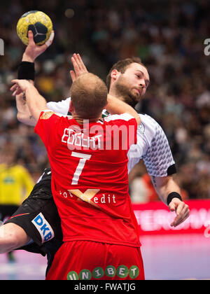 Köln, Deutschland. 2. April 2016. Dänemarks Anders Eggert Magnussen (L) und Deutschlands Steffen Faeth wetteifern um den Ball während des internationalen Handball-Spiels zwischen Deutschland und Dänemark in der Laxness Arena in Köln, 2. April 2016. Foto: MARIUS BECKER/Dpa/Alamy Live News Stockfoto