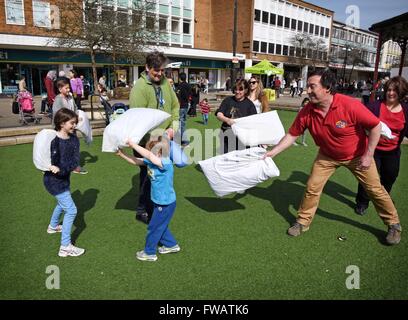 CRAWLEY West Sussex UK wurden 2. April 2016 Zehntausende von Kissen Swinger erwartet am International Pillow Fight Day Schlachten in Hunderten von Städten und Gemeinden von Shanghai nach New York heute. Im Vereinigten Königreich, mit dem main Event am Trafalgar Square in London, abgebrochen, nur acht Menschen tauchte in der Marktstadt von Crawley, vor verwirrten Samstagnachmittag Shopper zu kämpfen. Veranstalter David Williams sagte, "Du musst irgendwo anfangen - vielleicht wird mehr kommen nächstes Jahr." GLYN GENIN/Alamy Live-Nachrichten Stockfoto