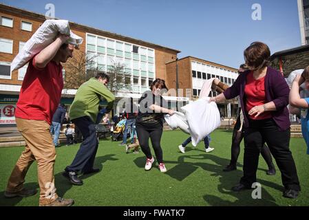 CRAWLEY West Sussex UK wurden 2. April 2016 Zehntausende von Kissen Swinger erwartet am International Pillow Fight Day Schlachten in Hunderten von Städten und Gemeinden von Shanghai nach New York heute. Im Vereinigten Königreich, mit dem main Event am Trafalgar Square in London, abgebrochen, nur acht Menschen tauchte in der Marktstadt von Crawley, vor verwirrten Samstagnachmittag Shopper zu kämpfen. Veranstalter David Williams sagte, "Du musst irgendwo anfangen - vielleicht wird mehr kommen nächstes Jahr." GLYN GENIN/Alamy Live-Nachrichten Stockfoto