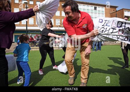 CRAWLEY West Sussex UK wurden 2. April 2016 Zehntausende von Kissen Swinger erwartet am International Pillow Fight Day Schlachten in Hunderten von Städten und Gemeinden von Shanghai nach New York heute. Im Vereinigten Königreich, mit dem main Event am Trafalgar Square in London, abgebrochen, nur acht Menschen tauchte in der Marktstadt von Crawley, vor verwirrten Samstagnachmittag Shopper zu kämpfen. Veranstalter David Williams sagte, "Du musst irgendwo anfangen - vielleicht wird mehr kommen nächstes Jahr." GLYN GENIN/Alamy Live-Nachrichten Stockfoto