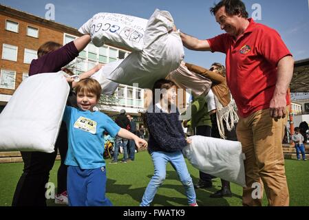 CRAWLEY West Sussex UK wurden 2. April 2016 Zehntausende von Kissen Swinger erwartet am International Pillow Fight Day Schlachten in Hunderten von Städten und Gemeinden von Shanghai nach New York heute. Im Vereinigten Königreich, mit dem main Event am Trafalgar Square in London, abgebrochen, nur acht Menschen tauchte in der Marktstadt von Crawley, vor verwirrten Samstagnachmittag Shopper zu kämpfen. Veranstalter David Williams sagte, "Du musst irgendwo anfangen - vielleicht wird mehr kommen nächstes Jahr." GLYN GENIN/Alamy Live-Nachrichten Stockfoto