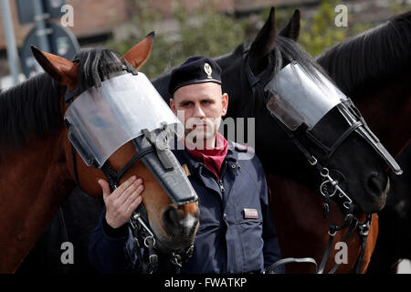 2. April 2016 Rom. Kaiserforen. Sicherheit in Rom. Polizei mit dem Pferd Patrouillen Kolosseum und die Kaiserforen. Samantha Zucchi Insidefoto Bildnachweis: Insidefoto/Alamy Live-Nachrichten Stockfoto