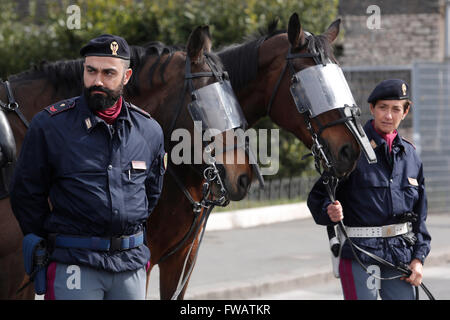 2. April 2016 Rom. Kaiserforen. Sicherheit in Rom. Polizei mit dem Pferd Patrouillen Kolosseum und die Kaiserforen. Samantha Zucchi Insidefoto Bildnachweis: Insidefoto/Alamy Live-Nachrichten Stockfoto