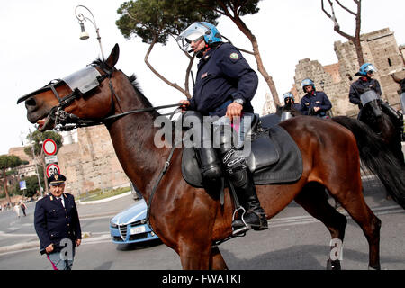 2. April 2016 Rom. Kaiserforen. Sicherheit in Rom. Polizei mit dem Pferd Patrouillen Kolosseum und die Kaiserforen. Samantha Zucchi Insidefoto Bildnachweis: Insidefoto/Alamy Live-Nachrichten Stockfoto