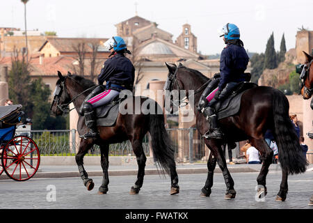 2. April 2016 Rom. Kaiserforen. Sicherheit in Rom. Polizei mit dem Pferd Patrouillen Kolosseum und die Kaiserforen. Samantha Zucchi Insidefoto Bildnachweis: Insidefoto/Alamy Live-Nachrichten Stockfoto