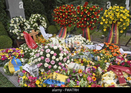 Köln, Deutschland. 2. April 2016. Blumen und Kränze liegen auf dem Grab nach der Beerdigung des ehemaligen Minister von Außenminister Guido Westerwelle in Köln, 2. April 2016. Westerwelle starb am 18. März 2016 im Alter von 54 wegen Leukämie in der Universität Hosptial Köln. Foto: HENNING KAISER/Dpa/Alamy Live News Stockfoto