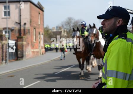 Dover, UK. 2. April 2016. Konflikte als Pro und Anti-Flüchtling Gruppen bekämpfen sich in Dover.  Polizist schaut zu, wie Kundenansturm. Bildnachweis: Marc Ward/Alamy Live-Nachrichten Stockfoto