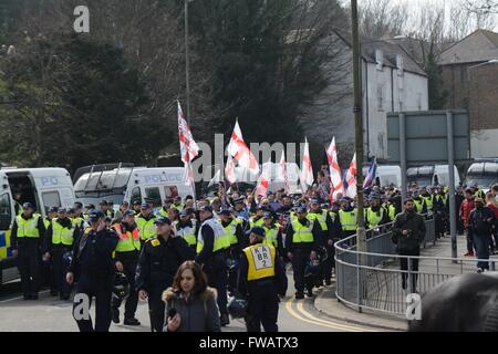 Dover, UK. 2. April 2016. Konflikte als Pro und Anti-Flüchtling Gruppen bekämpfen sich in Dover.  März beginnt, wie sie von der Polizei eskortiert werden. Bildnachweis: Marc Ward/Alamy Live-Nachrichten Stockfoto